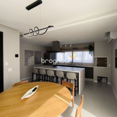Apartamento com 69m², 2 quartos (sendo 2 suítes), 2 garagens, no bairro Centro em Florianópolis