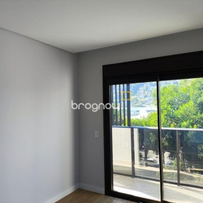 Apartamento com 69m², 2 quartos (sendo 2 suítes), 2 garagens, no bairro Centro em Florianópolis
