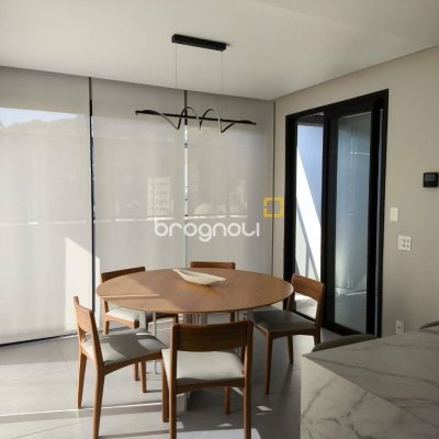 Apartamento com 69m², 2 quartos (sendo 2 suítes), 2 garagens, no bairro Centro em Florianópolis