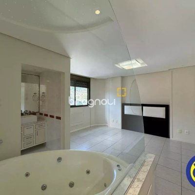 Apartamento com 110m², 2 quartos (sendo 1 suíte), no bairro Centro em Florianópolis