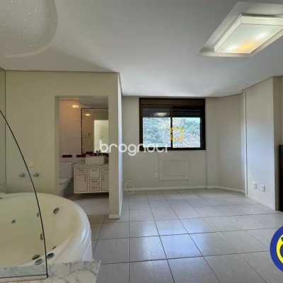 Apartamento com 110m², 2 quartos (sendo 1 suíte), no bairro Centro em Florianópolis