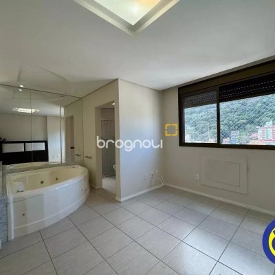 Apartamento com 110m², 2 quartos (sendo 1 suíte), no bairro Centro em Florianópolis