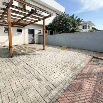 Casa com 247m², 3 quartos (sendo 1 suíte), 2 garagens, no bairro Campeche em Florianópolis