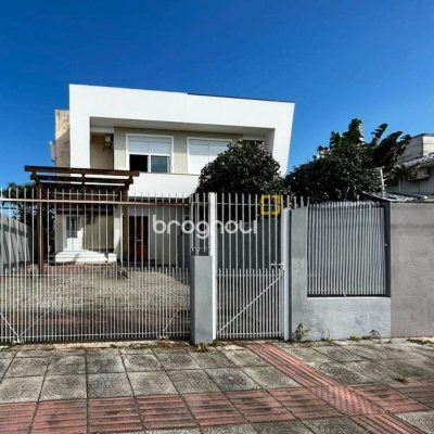 Casa com 247m², 3 quartos (sendo 1 suíte), 2 garagens, no bairro Campeche em Florianópolis
