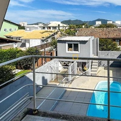 Casa com 247m², 3 quartos (sendo 1 suíte), 2 garagens, no bairro Campeche em Florianópolis