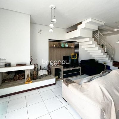 Casa com 247m², 3 quartos (sendo 1 suíte), 2 garagens, no bairro Campeche em Florianópolis