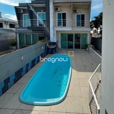 Casa com 247m², 3 quartos (sendo 1 suíte), 2 garagens, no bairro Campeche em Florianópolis