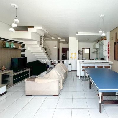 Casa com 247m², 3 quartos (sendo 1 suíte), 2 garagens, no bairro Campeche em Florianópolis