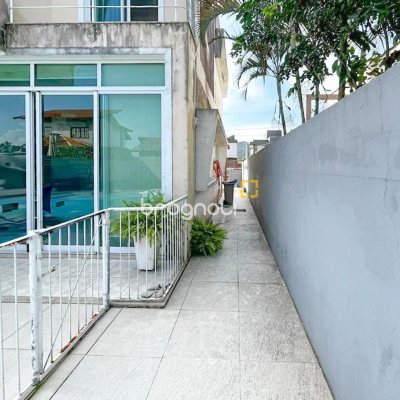 Casa com 247m², 3 quartos (sendo 1 suíte), 2 garagens, no bairro Campeche em Florianópolis