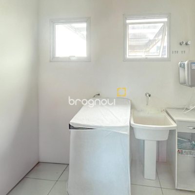 Casa com 247m², 3 quartos (sendo 1 suíte), 2 garagens, no bairro Campeche em Florianópolis