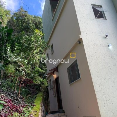 Casa com 200m², 3 quartos (sendo 1 suíte), 2 garagens, no bairro Lagoa da Conceição em Florianópolis