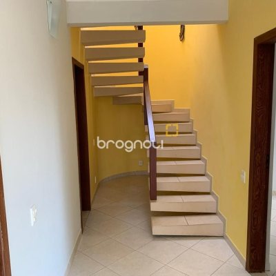 Casa com 200m², 3 quartos (sendo 1 suíte), 2 garagens, no bairro Lagoa da Conceição em Florianópolis
