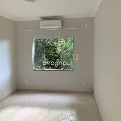 Casa com 200m², 3 quartos (sendo 1 suíte), 2 garagens, no bairro Lagoa da Conceição em Florianópolis