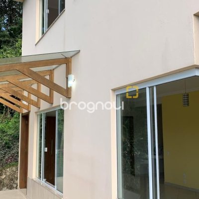 Casa com 200m², 3 quartos (sendo 1 suíte), 2 garagens, no bairro Lagoa da Conceição em Florianópolis