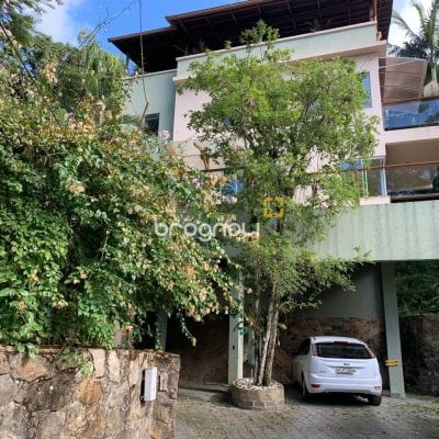 Casa com 200m², 3 quartos (sendo 1 suíte), 2 garagens, no bairro Lagoa da Conceição em Florianópolis