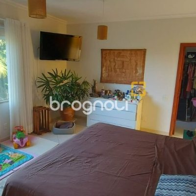 Casa com 200m², 3 quartos (sendo 1 suíte), 2 garagens, no bairro Lagoa da Conceição em Florianópolis
