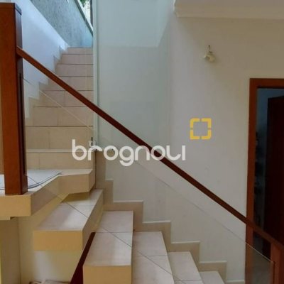 Casa com 200m², 3 quartos (sendo 1 suíte), 2 garagens, no bairro Lagoa da Conceição em Florianópolis