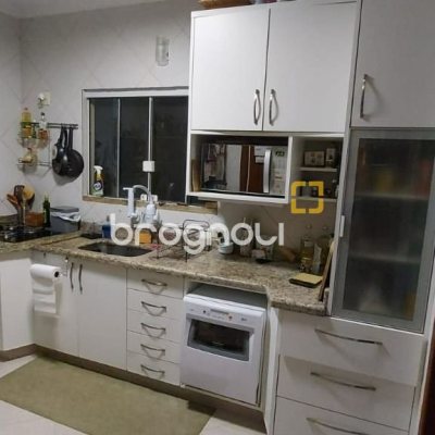 Casa com 200m², 3 quartos (sendo 1 suíte), 2 garagens, no bairro Lagoa da Conceição em Florianópolis