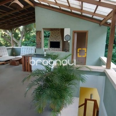 Casa com 200m², 3 quartos (sendo 1 suíte), 2 garagens, no bairro Lagoa da Conceição em Florianópolis