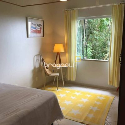 Casa com 200m², 3 quartos (sendo 1 suíte), 2 garagens, no bairro Lagoa da Conceição em Florianópolis