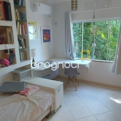 Casa com 200m², 3 quartos (sendo 1 suíte), 2 garagens, no bairro Lagoa da Conceição em Florianópolis