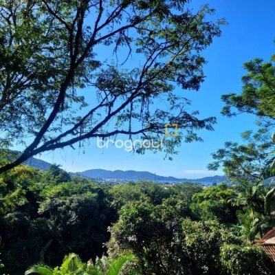 Casa com 200m², 3 quartos (sendo 1 suíte), 2 garagens, no bairro Lagoa da Conceição em Florianópolis