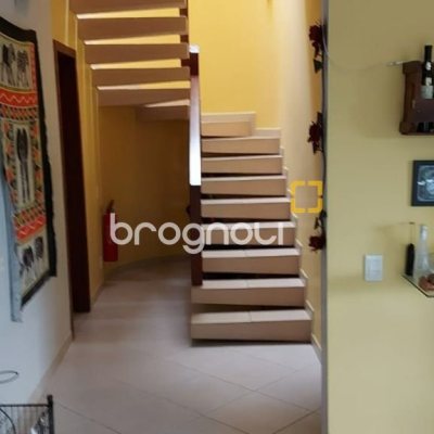 Casa com 200m², 3 quartos (sendo 1 suíte), 2 garagens, no bairro Lagoa da Conceição em Florianópolis