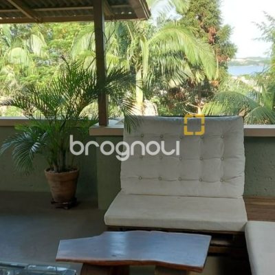 Casa com 200m², 3 quartos (sendo 1 suíte), 2 garagens, no bairro Lagoa da Conceição em Florianópolis