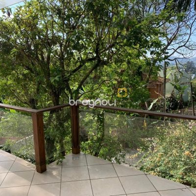 Casa com 200m², 3 quartos (sendo 1 suíte), 2 garagens, no bairro Lagoa da Conceição em Florianópolis