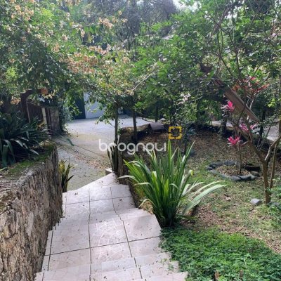 Casa com 200m², 3 quartos (sendo 1 suíte), 2 garagens, no bairro Lagoa da Conceição em Florianópolis
