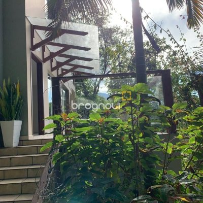 Casa com 200m², 3 quartos (sendo 1 suíte), 2 garagens, no bairro Lagoa da Conceição em Florianópolis