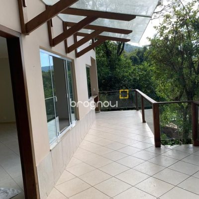 Casa com 200m², 3 quartos (sendo 1 suíte), 2 garagens, no bairro Lagoa da Conceição em Florianópolis