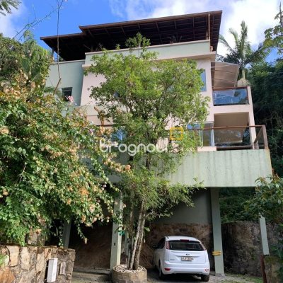 Casa com 200m², 3 quartos (sendo 1 suíte), 2 garagens, no bairro Lagoa da Conceição em Florianópolis
