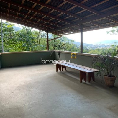 Casa com 200m², 3 quartos (sendo 1 suíte), 2 garagens, no bairro Lagoa da Conceição em Florianópolis