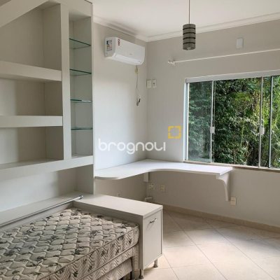 Casa com 200m², 3 quartos (sendo 1 suíte), 2 garagens, no bairro Lagoa da Conceição em Florianópolis