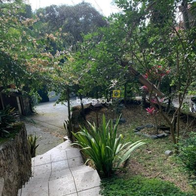 Casa com 200m², 3 quartos (sendo 1 suíte), 2 garagens, no bairro Lagoa da Conceição em Florianópolis