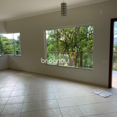 Casa com 200m², 3 quartos (sendo 1 suíte), 2 garagens, no bairro Lagoa da Conceição em Florianópolis