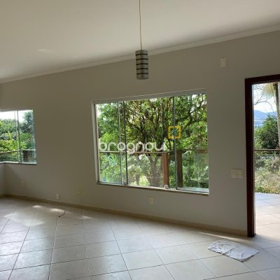Casa com 200m², 3 quartos (sendo 1 suíte), 2 garagens, no bairro Lagoa da Conceição em Florianópolis
