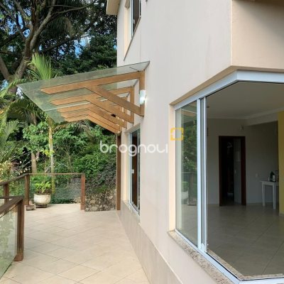 Casa com 200m², 3 quartos (sendo 1 suíte), 2 garagens, no bairro Lagoa da Conceição em Florianópolis