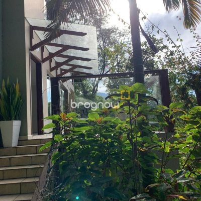 Casa com 200m², 3 quartos (sendo 1 suíte), 2 garagens, no bairro Lagoa da Conceição em Florianópolis