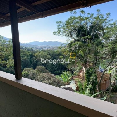 Casa com 200m², 3 quartos (sendo 1 suíte), 2 garagens, no bairro Lagoa da Conceição em Florianópolis