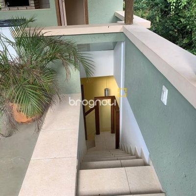 Casa com 200m², 3 quartos (sendo 1 suíte), 2 garagens, no bairro Lagoa da Conceição em Florianópolis