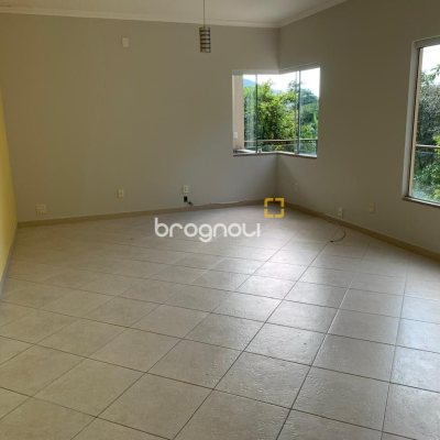 Casa com 200m², 3 quartos (sendo 1 suíte), 2 garagens, no bairro Lagoa da Conceição em Florianópolis