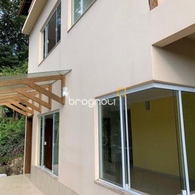 Casa com 200m², 3 quartos (sendo 1 suíte), 2 garagens, no bairro Lagoa da Conceição em Florianópolis