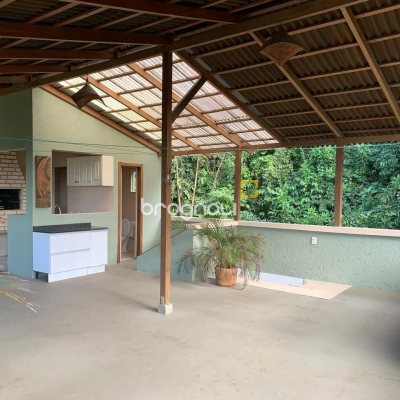 Casa com 200m², 3 quartos (sendo 1 suíte), 2 garagens, no bairro Lagoa da Conceição em Florianópolis