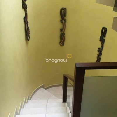 Casa com 200m², 3 quartos (sendo 1 suíte), 2 garagens, no bairro Lagoa da Conceição em Florianópolis