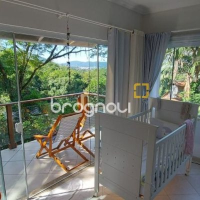 Casa com 200m², 3 quartos (sendo 1 suíte), 2 garagens, no bairro Lagoa da Conceição em Florianópolis