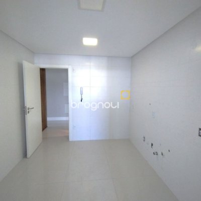 Apartamento com 125m², 3 quartos (sendo 3 suítes), 2 garagens, no bairro Kobrasol em São José