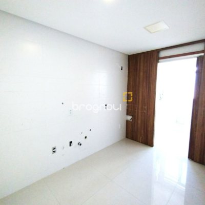 Apartamento com 125m², 3 quartos (sendo 3 suítes), 2 garagens, no bairro Kobrasol em São José