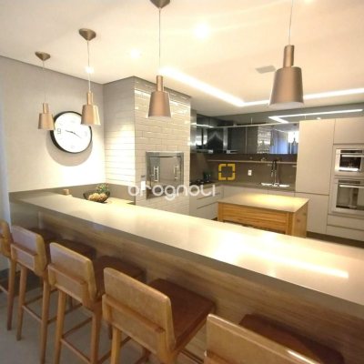 Apartamento com 125m², 3 quartos (sendo 3 suítes), 2 garagens, no bairro Kobrasol em São José